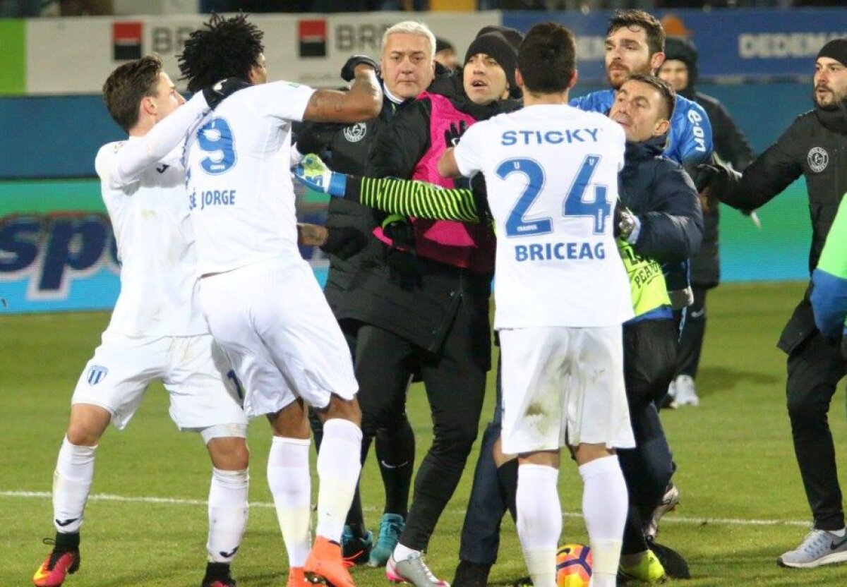 FOTO Bătaie generală pe teren! Rambe i-a băgat mâna-n gât lui Hagi și totul s-a lăsat cu două "roșii": "Mă ia pe mine ăsta la bătaie?"