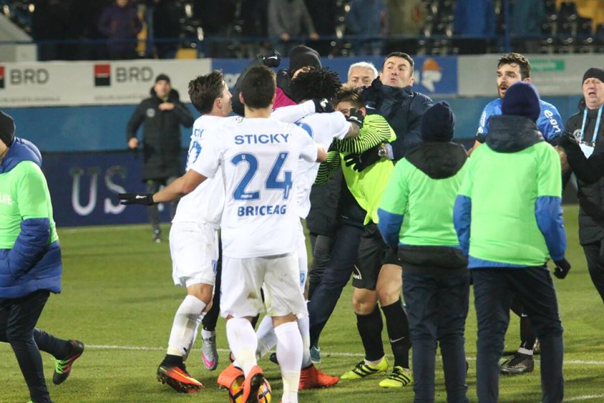 FOTO Bătaie generală pe teren! Rambe i-a băgat mâna-n gât lui Hagi și totul s-a lăsat cu două "roșii": "Mă ia pe mine ăsta la bătaie?"