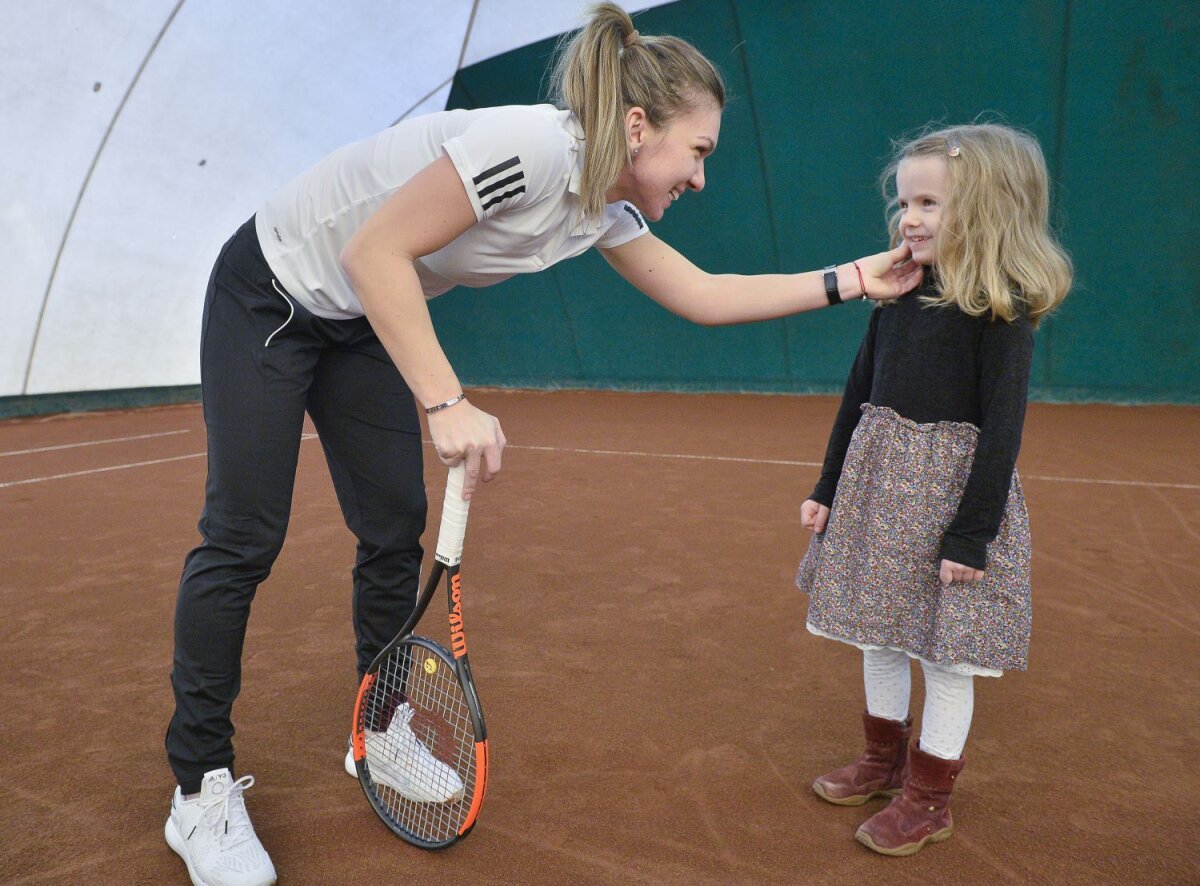 FOTO Ore cu zâmbete și copii » Simona Halep s-a antrenat în compania celor mici