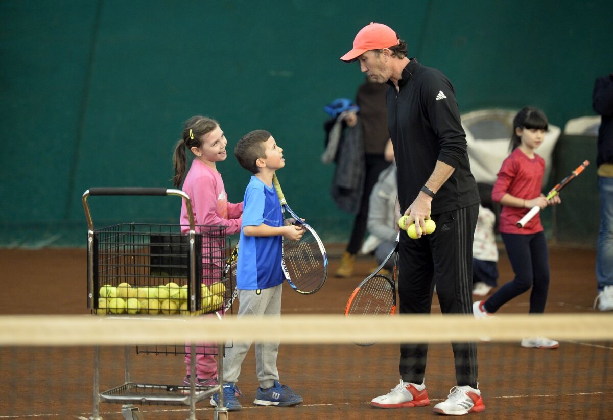 FOTO Ore cu zâmbete și copii » Simona Halep s-a antrenat în compania celor mici