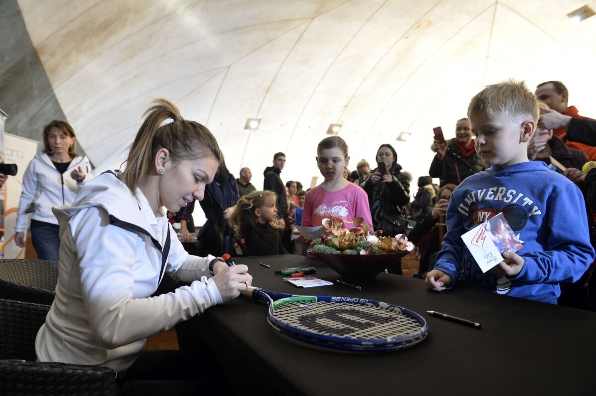 FOTO Ore cu zâmbete și copii » Simona Halep s-a antrenat în compania celor mici