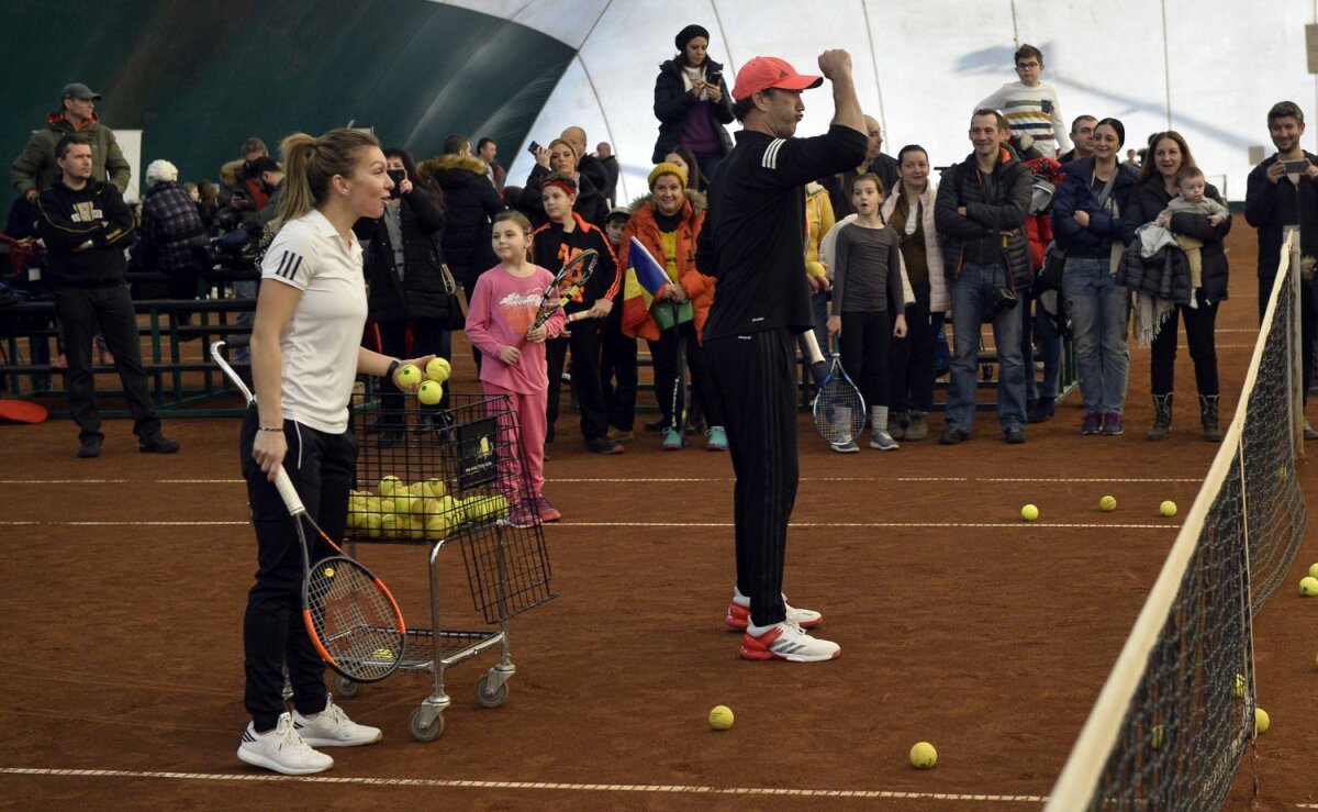 FOTO Ore cu zâmbete și copii » Simona Halep s-a antrenat în compania celor mici