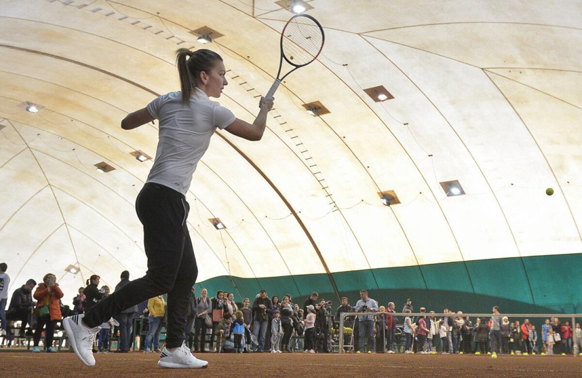 FOTO Ore cu zâmbete și copii » Simona Halep s-a antrenat în compania celor mici