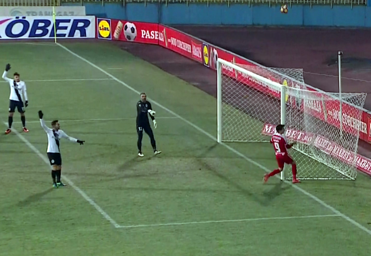 FOTO Ratarea campionatului la meciul dintre Gaz Metan și Dinamo » Un jucător al lui Andone i-a lăsat pe toți cu gura căscată