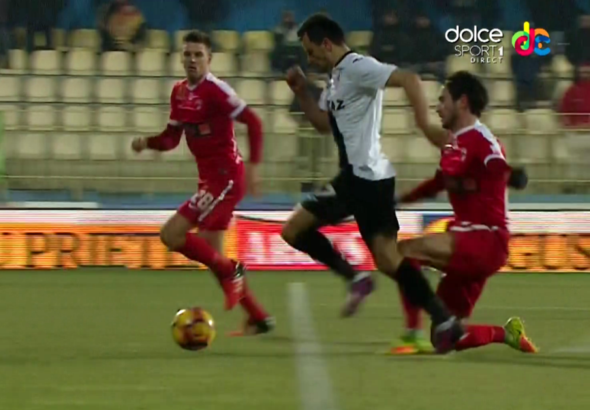 FOTO Alexandru Tudor a acordat un penalty inexistent împotriva lui Dinamo 