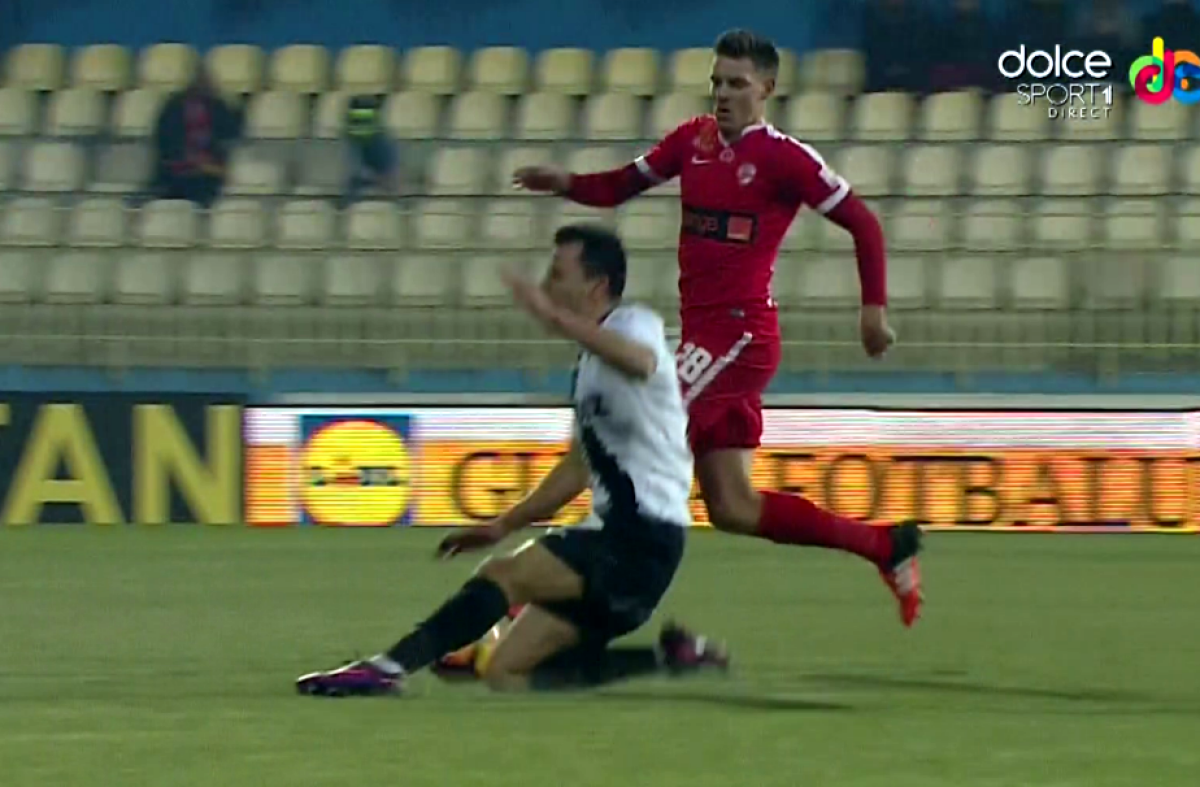 FOTO Alexandru Tudor a acordat un penalty inexistent împotriva lui Dinamo 