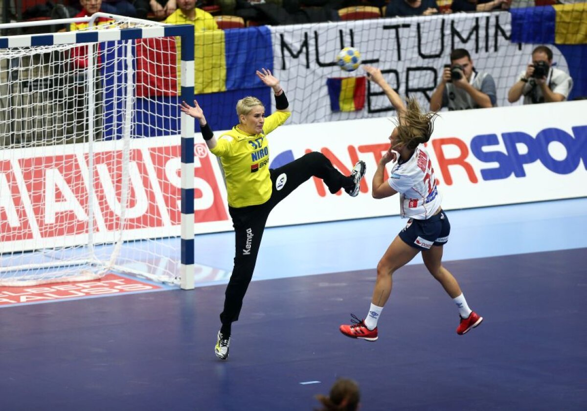 FOTO » România a debutat cu stângul la Campionatul European de handbal feminin »  "Tricolorele" au fost învinse de campioanele europene și mondiale