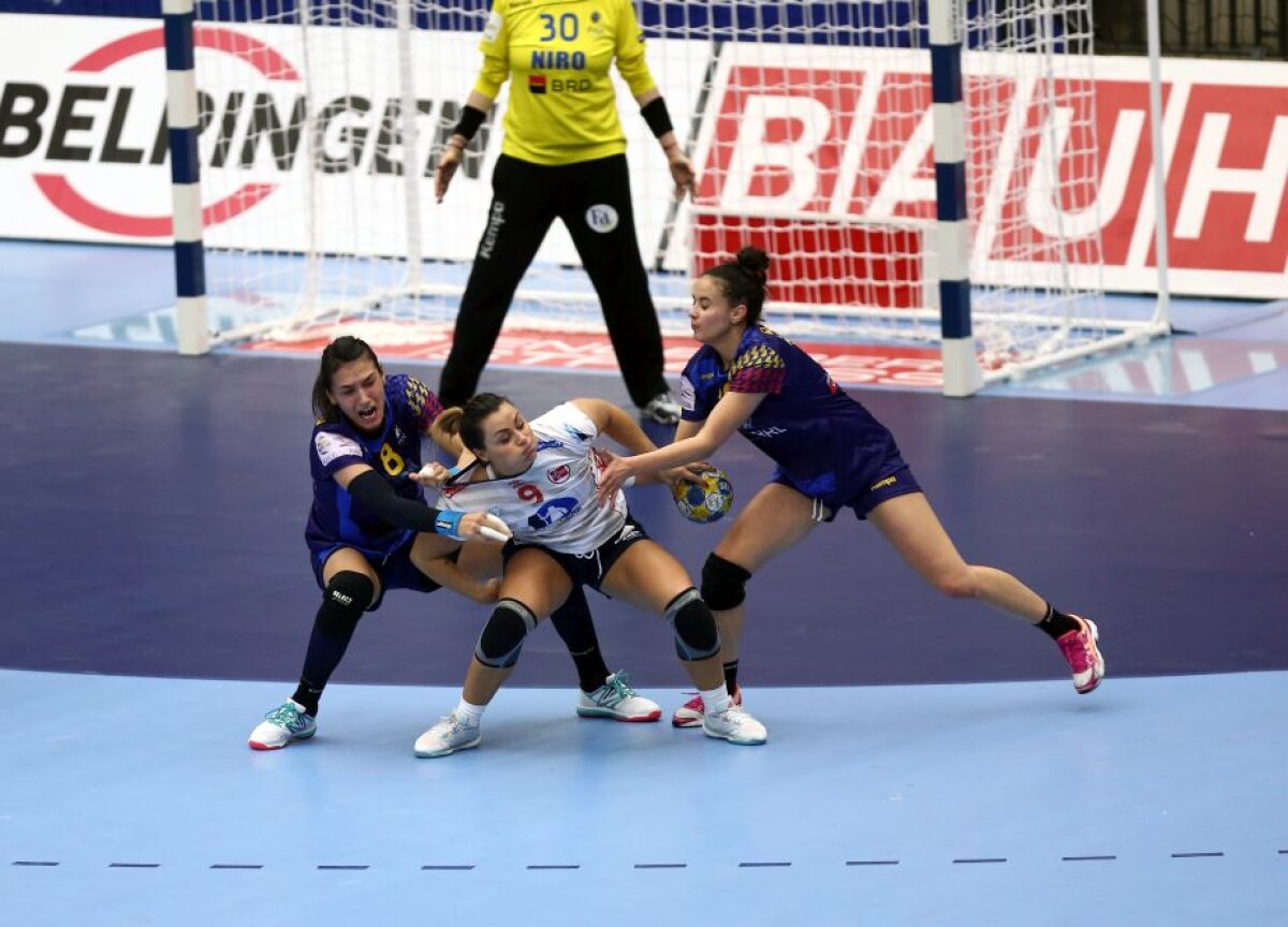 FOTO » România a debutat cu stângul la Campionatul European de handbal feminin »  "Tricolorele" au fost învinse de campioanele europene și mondiale