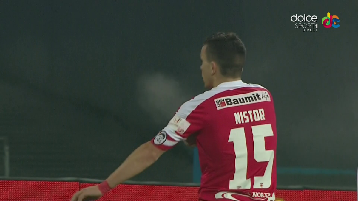 FOTO Gestul care i-a surprins pe fanii dinamoviști » Cum a explicat Nistor de ce a băgat banderola de căpitan în șort: "Trebuia să fac asta"