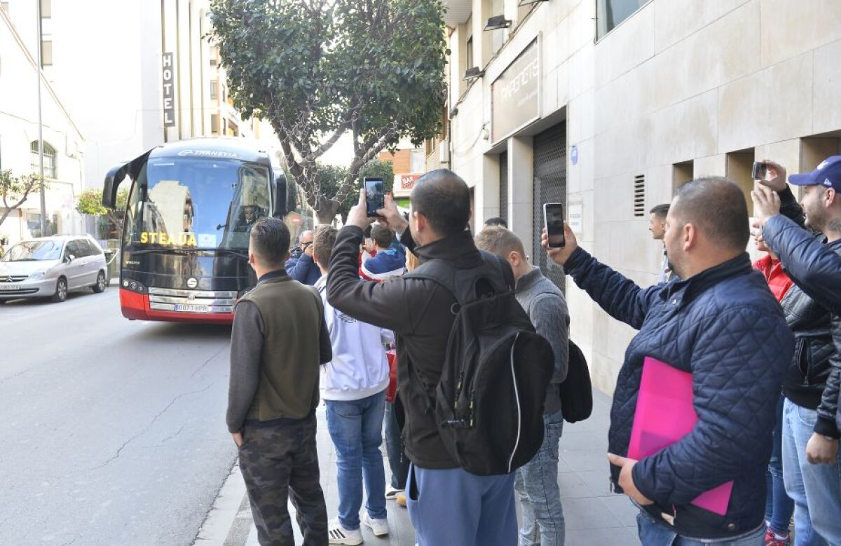 FOTO Primire de gală a steliștilor în Spania » Au fost întâmpinați de zeci de suporteri 