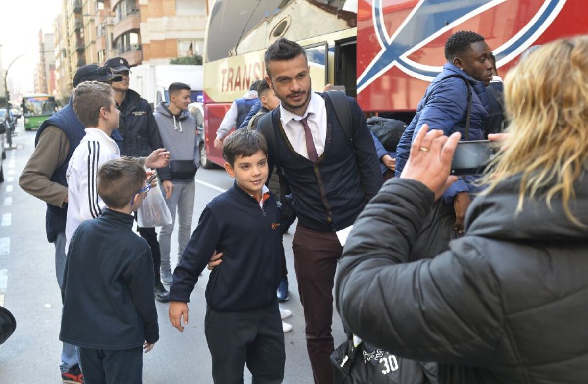 FOTO Primire de gală a steliștilor în Spania » Au fost întâmpinați de zeci de suporteri 