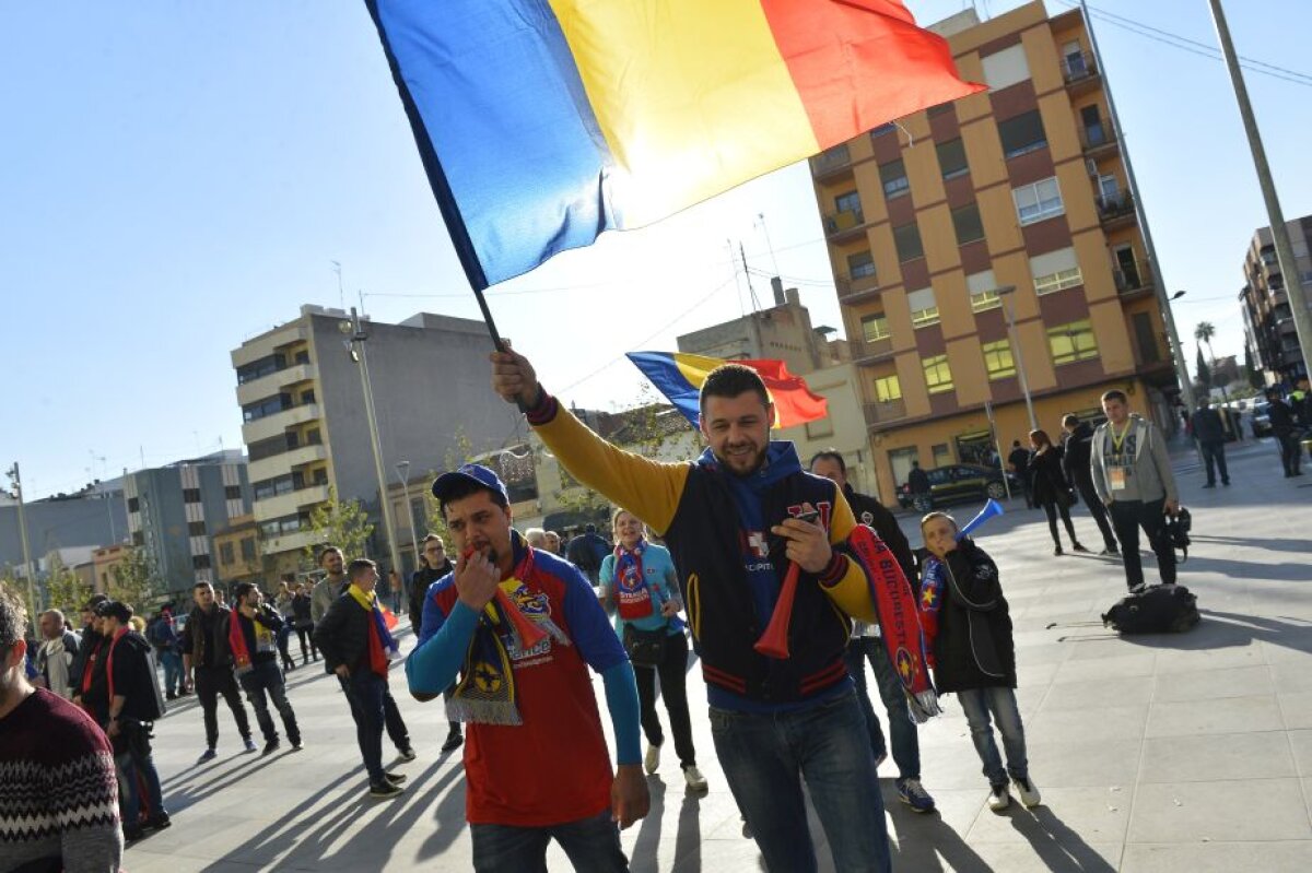 FOTO și VIDEO Sute de steliști au ajuns la stadionul El Madrigal cu multe ore înainte de meci! Atmosferă făcută de fanii roș-albaștrilor