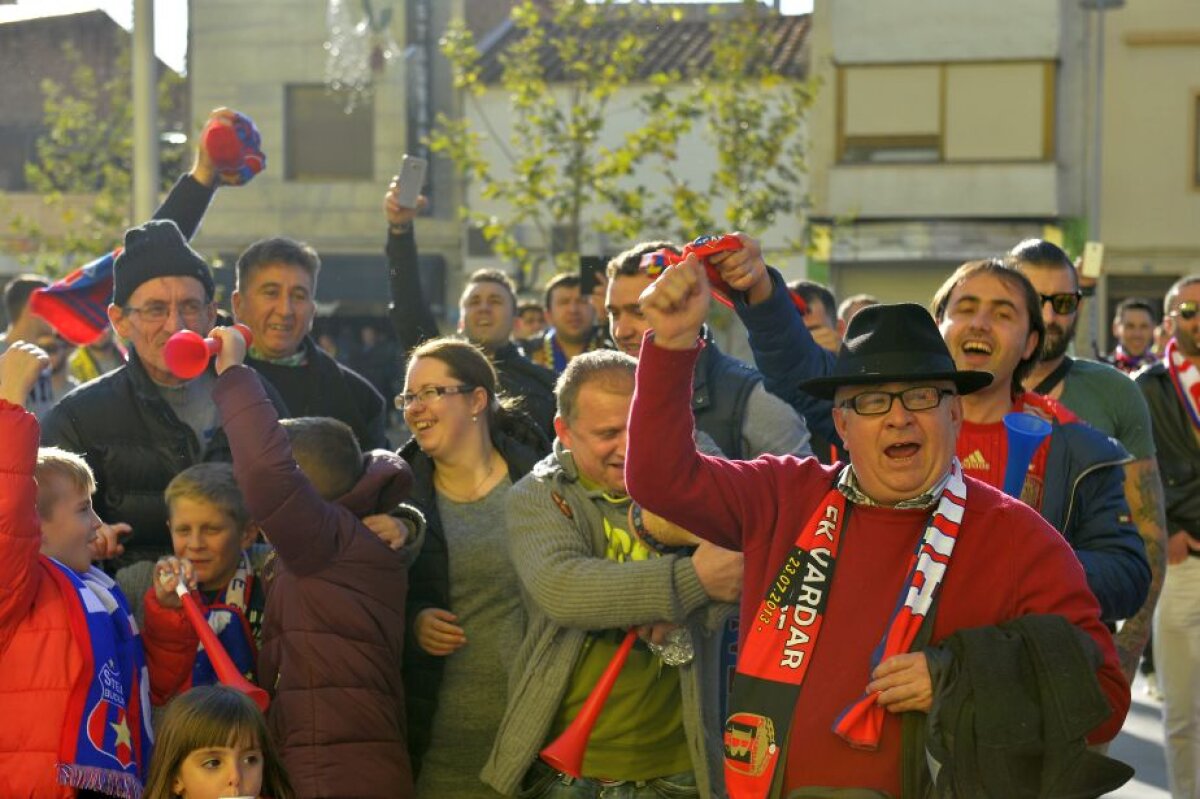 FOTO și VIDEO Sute de steliști au ajuns la stadionul El Madrigal cu multe ore înainte de meci! Atmosferă făcută de fanii roș-albaștrilor