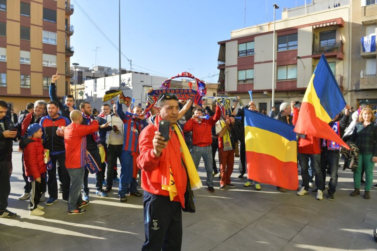 FOTO și VIDEO Sute de steliști au ajuns la stadionul El Madrigal cu multe ore înainte de meci! Atmosferă făcută de fanii roș-albaștrilor