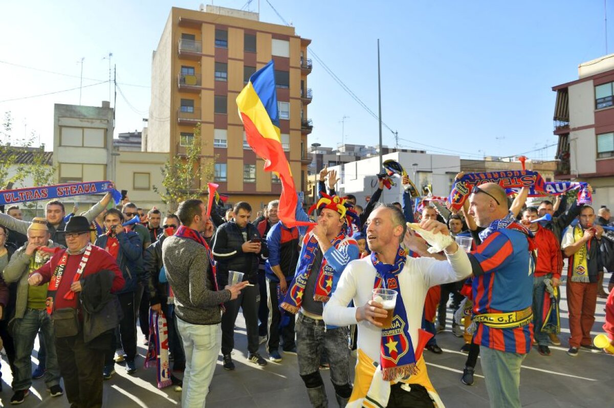 FOTO și VIDEO Sute de steliști au ajuns la stadionul El Madrigal cu multe ore înainte de meci! Atmosferă făcută de fanii roș-albaștrilor