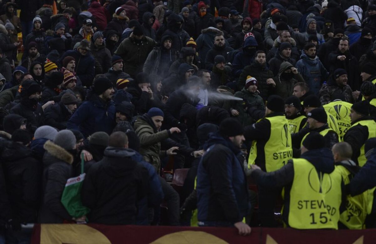 VIDEO + FOTO Incidente pe Național Arena » Ultrașii Romei s-au bătut cu stewarzii! Un român a capturat un banner al italienilor