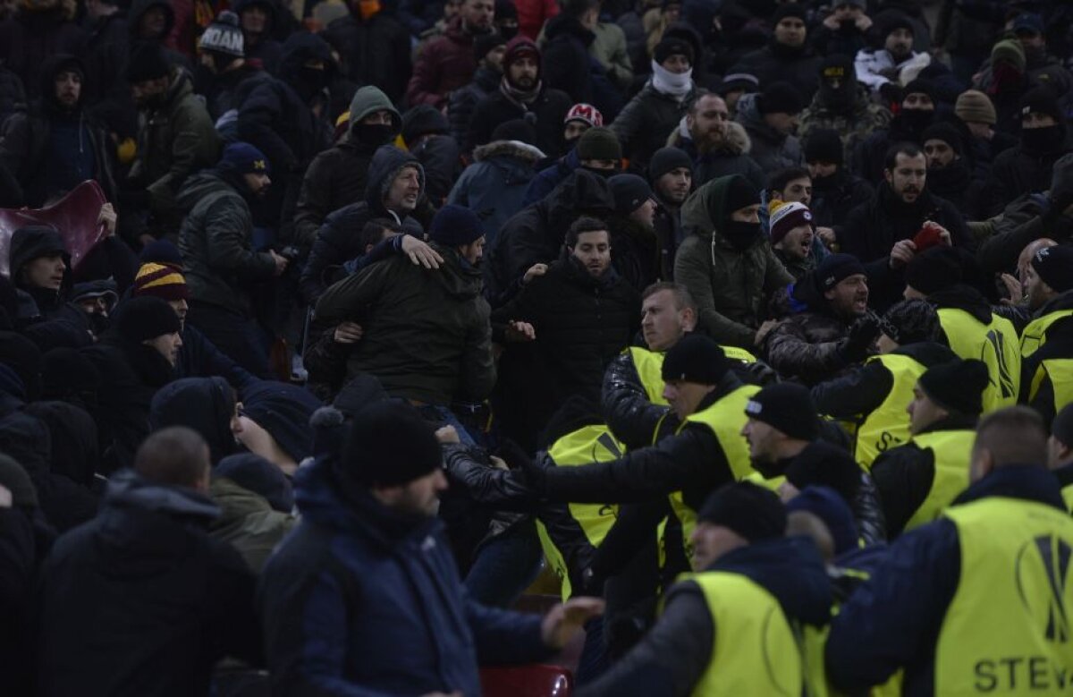 VIDEO + FOTO Incidente pe Național Arena » Ultrașii Romei s-au bătut cu stewarzii! Un român a capturat un banner al italienilor