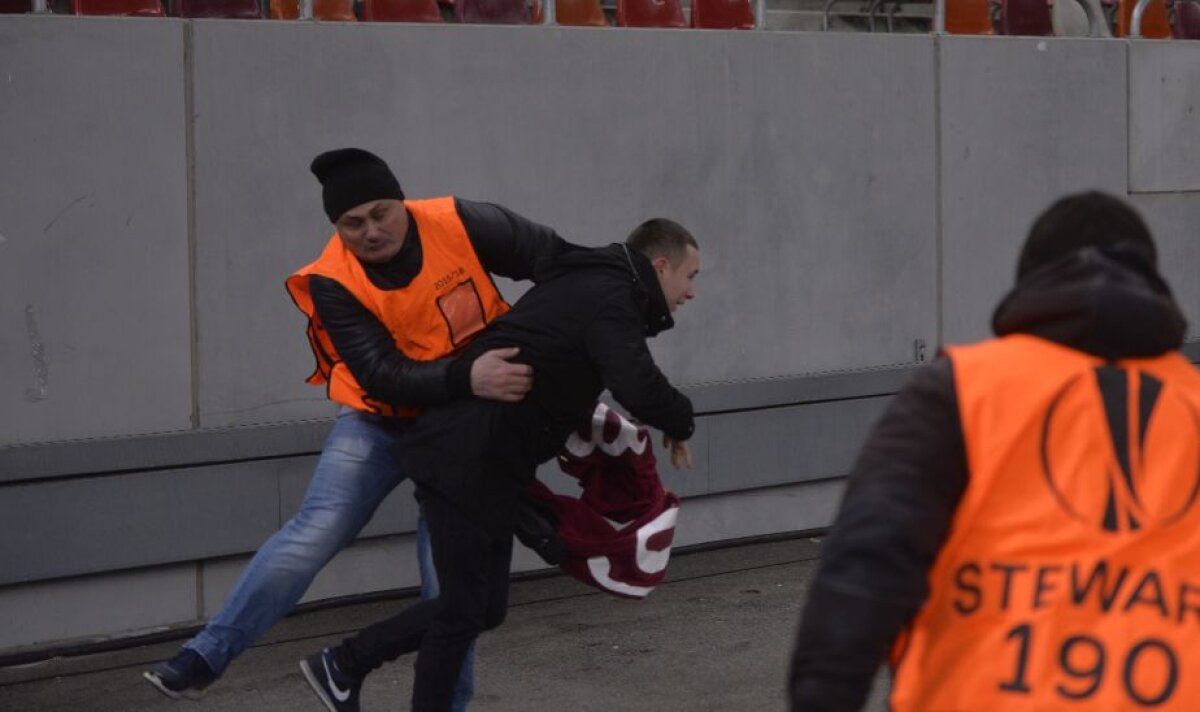 VIDEO + FOTO Incidente pe Național Arena » Ultrașii Romei s-au bătut cu stewarzii! Un român a capturat un banner al italienilor