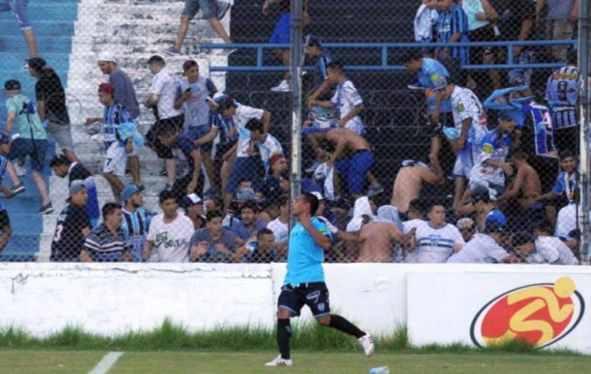 VIDEO Incidente grave la un meci de fotbal: un jucător a fost împușcat în cap!