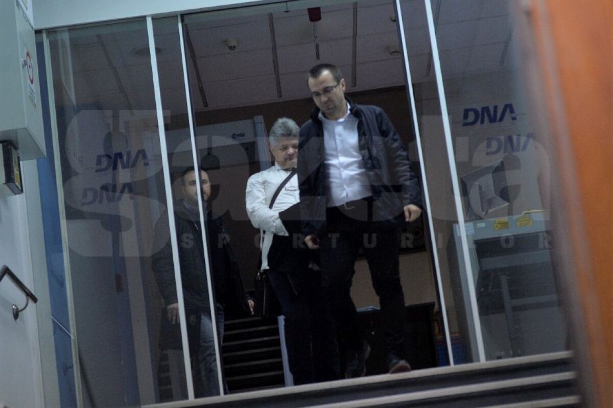 VIDEO+FOTO » OFICIAL, DNA: Florin Secureanu a fost pus sub acuzare! Fostul manager de la Malaxa a ieşit în cătuşe de la audieri
