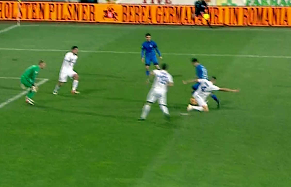 FOTO Gest golanesc în Botoșani - Poli Iași » Doi jucători eliminați în prima repriză