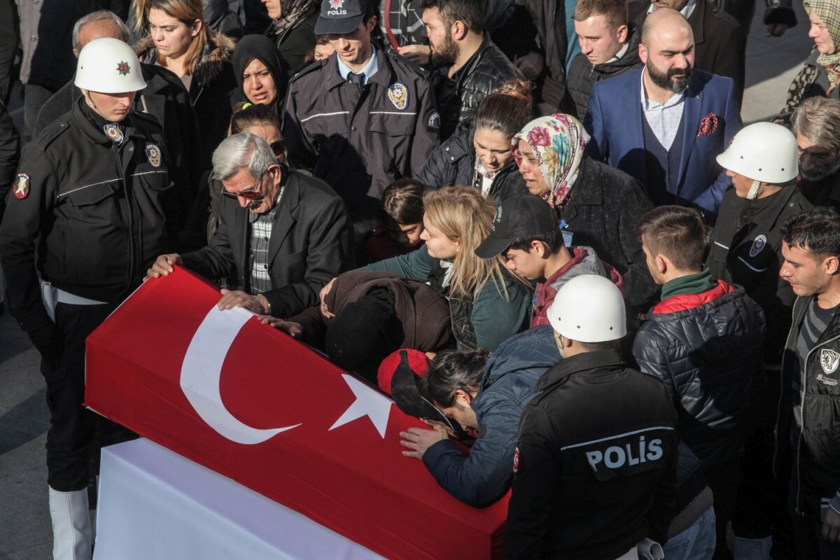 FOTO Urmările atentatului terorist de la Istanbul: 38 de morți, 155 de răniți și un crater imens