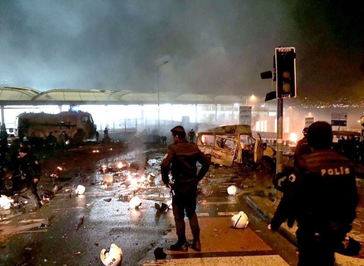 FOTO Urmările atentatului terorist de la Istanbul: 38 de morți, 155 de răniți și un crater imens