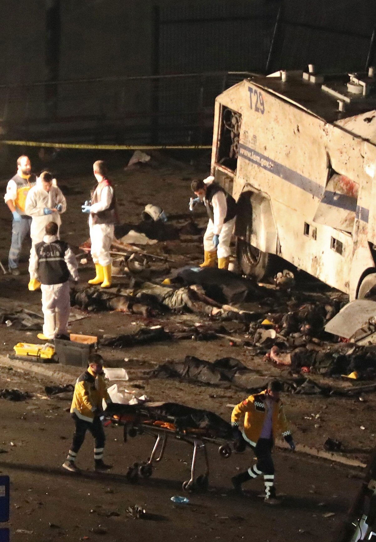 FOTO Urmările atentatului terorist de la Istanbul: 38 de morți, 155 de răniți și un crater imens