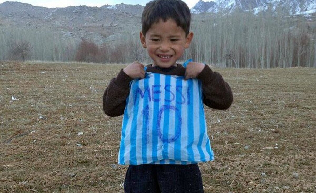 VIDEO+FOTO Întâlnirea mult așteptată a avut loc! Messi și copilul afgan în vârstă de 6 ani s-au văzut pentru prima dată