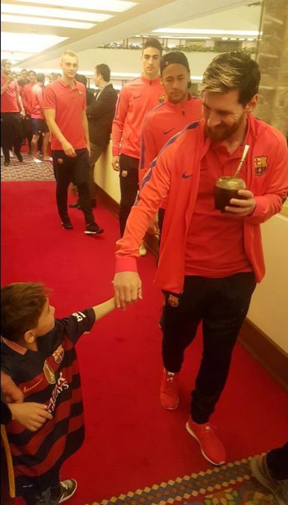VIDEO+FOTO Întâlnirea mult așteptată a avut loc! Messi și copilul afgan în vârstă de 6 ani s-au văzut pentru prima dată
