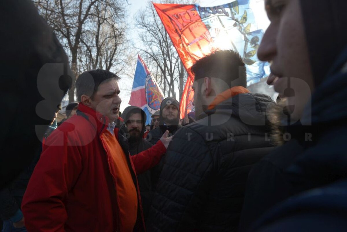 VIDEO+FOTO Lăcătuș s-a întâlnit cu 150 de suporteri steliști în fața CSA: "Lăcă, ești singura noastră speranță" » Ce-au discutat cele două părți