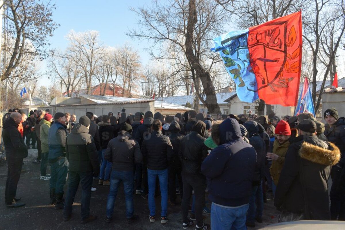 VIDEO+FOTO Lăcătuș s-a întâlnit cu 150 de suporteri steliști în fața CSA: "Lăcă, ești singura noastră speranță" » Ce-au discutat cele două părți