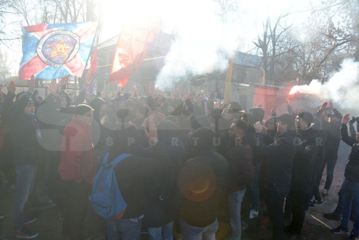 VIDEO+FOTO Lăcătuș s-a întâlnit cu 150 de suporteri steliști în fața CSA: "Lăcă, ești singura noastră speranță" » Ce-au discutat cele două părți