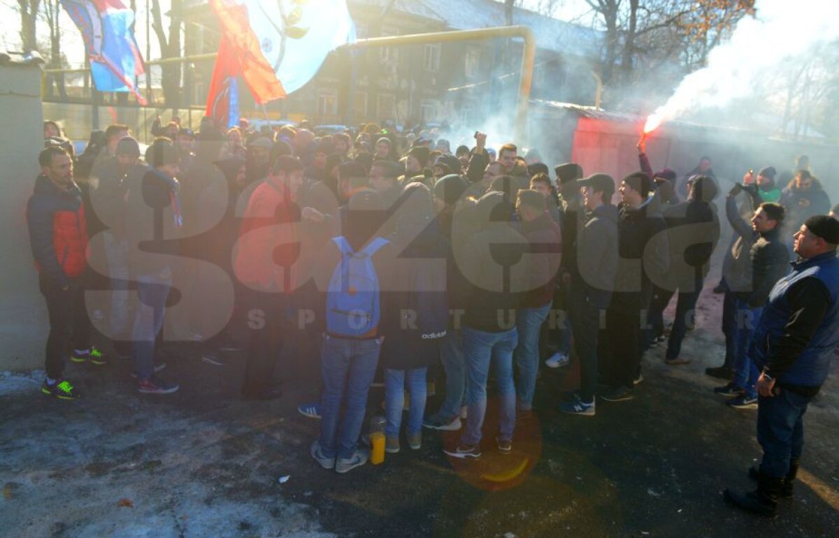 VIDEO+FOTO Lăcătuș s-a întâlnit cu 150 de suporteri steliști în fața CSA: "Lăcă, ești singura noastră speranță" » Ce-au discutat cele două părți