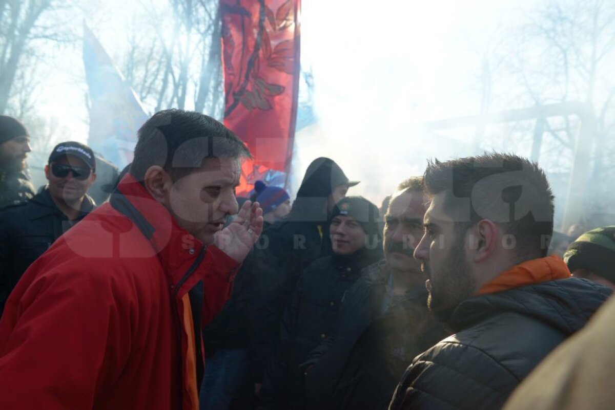 VIDEO+FOTO Lăcătuș s-a întâlnit cu 150 de suporteri steliști în fața CSA: "Lăcă, ești singura noastră speranță" » Ce-au discutat cele două părți