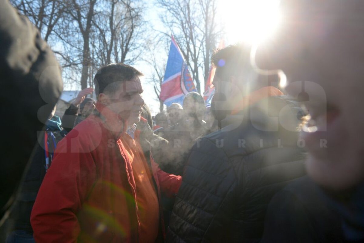 VIDEO+FOTO Lăcătuș s-a întâlnit cu 150 de suporteri steliști în fața CSA: "Lăcă, ești singura noastră speranță" » Ce-au discutat cele două părți