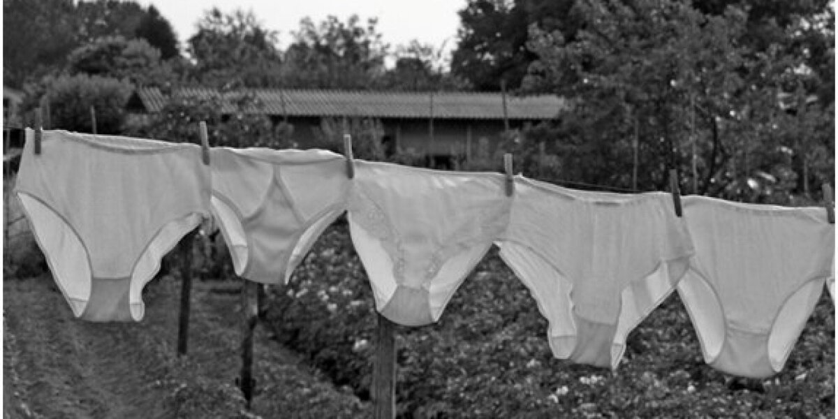 FOTO Cel mai inedit protest: de ce își agață femeile lenjeria intimă la ferestre