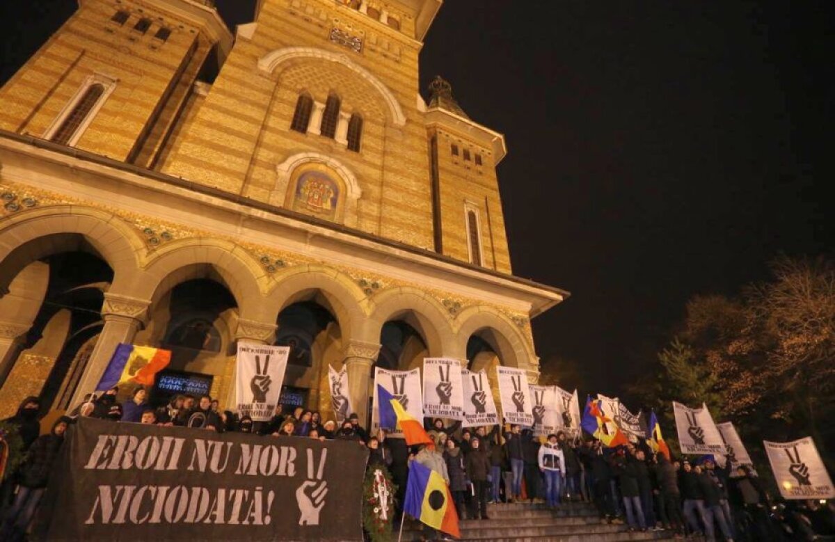 FOTO și VIDEO Suporterii timișoreni au cinstit eroii din 1989 » ”Majoritatea nu erau născuți atunci” 