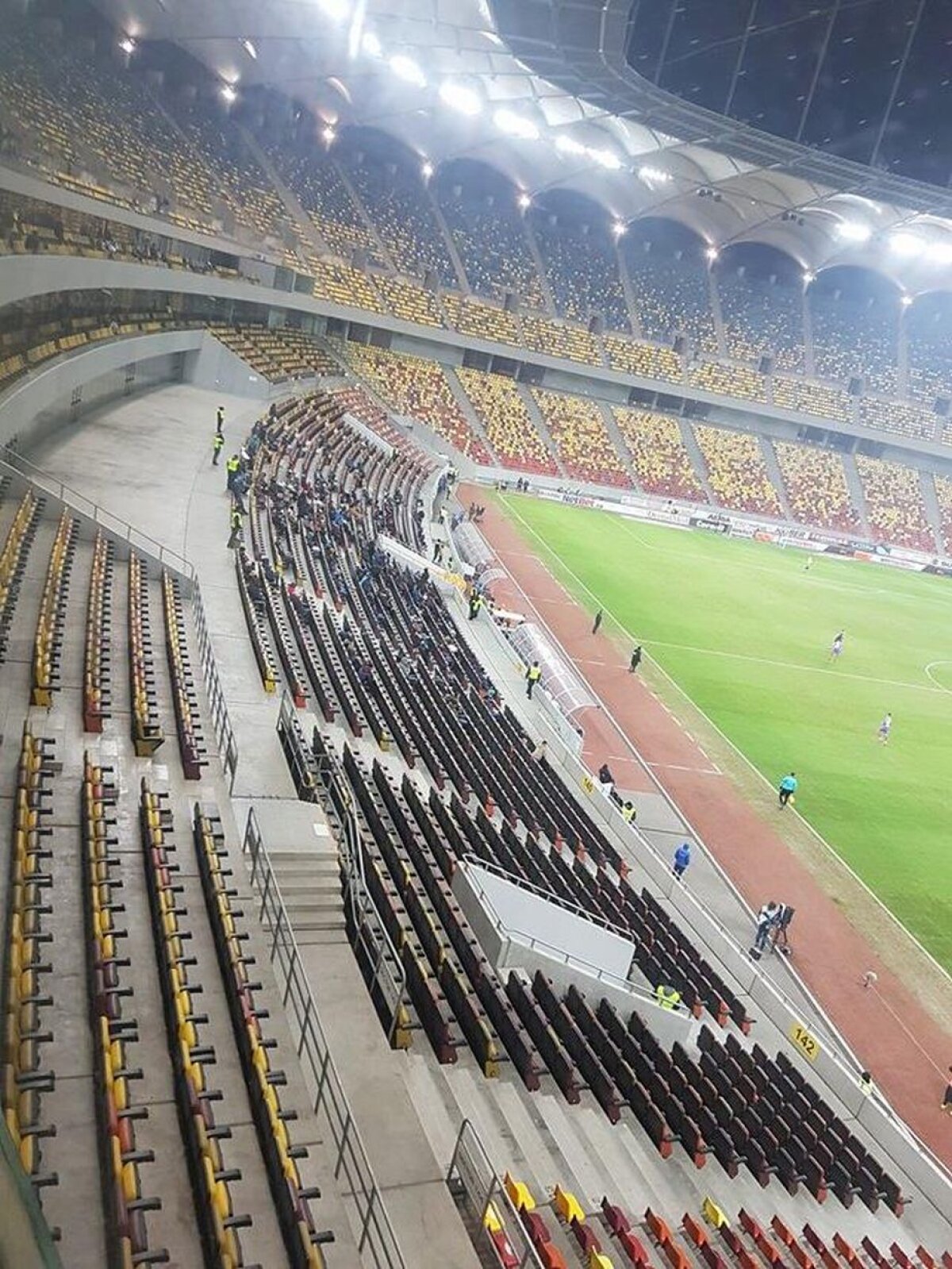 FOTO și VIDEO Record negativ de asistență în istoria Stelei! » Reporterul Gazetei a putut număra spectatorii la Steaua - ACS Poli
