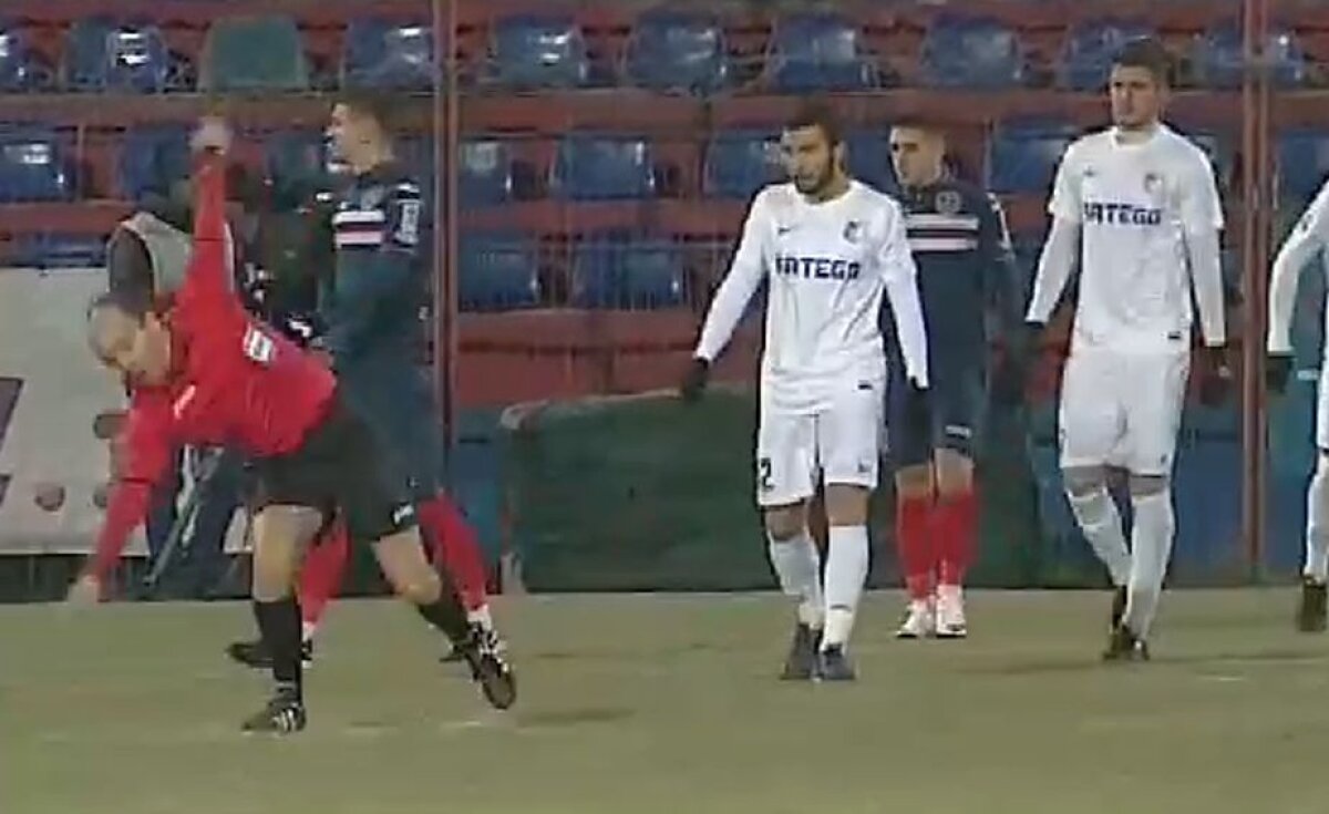 GALERIE FOTO + VIDEO Balans! Bambi Avram pe patinoarul de pe Trans Sil :D » 7 imagini tari din meciul ASA - Pandurii, ABANDONAT la pauză