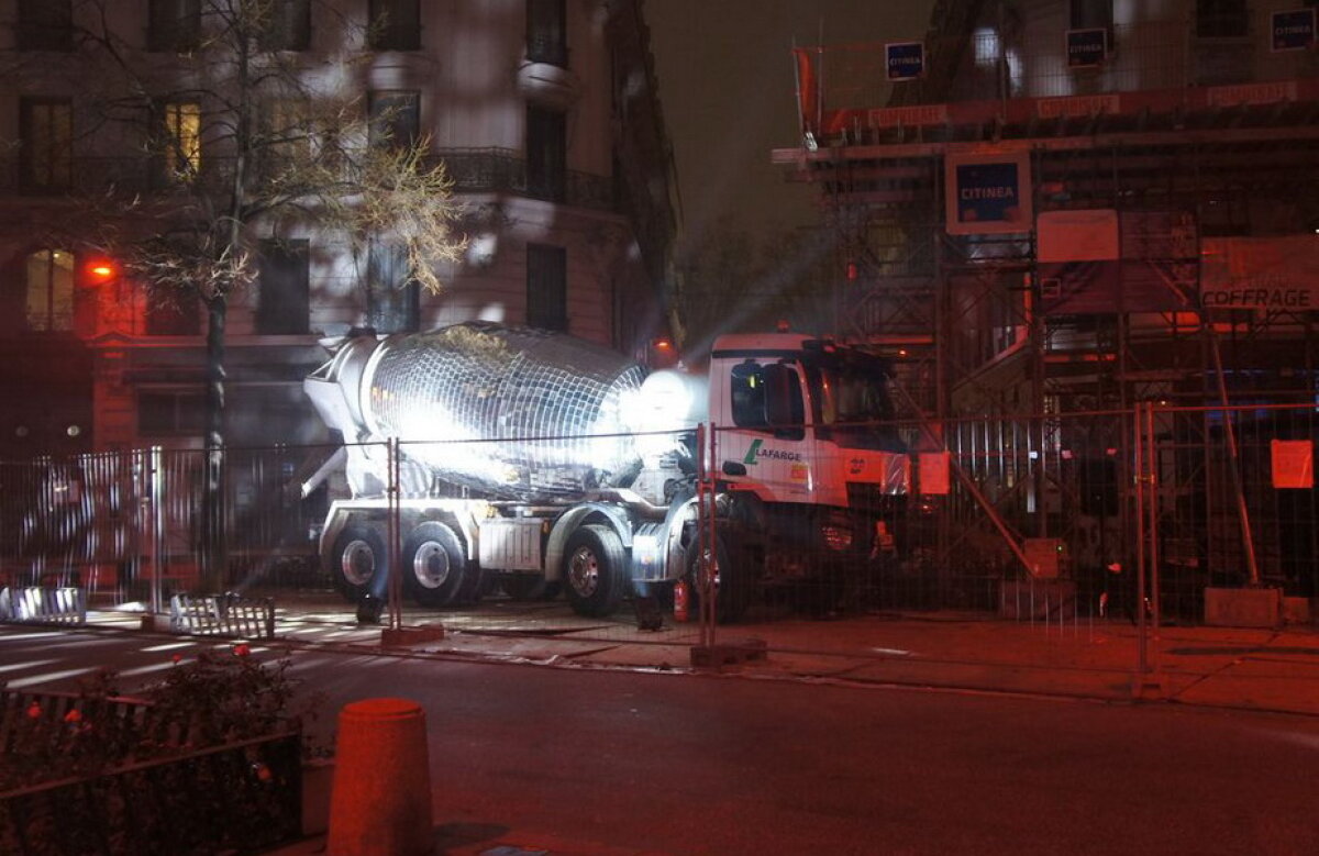 FOTO » O betonieră a fost transformată într-un glob imens pentru discotecă