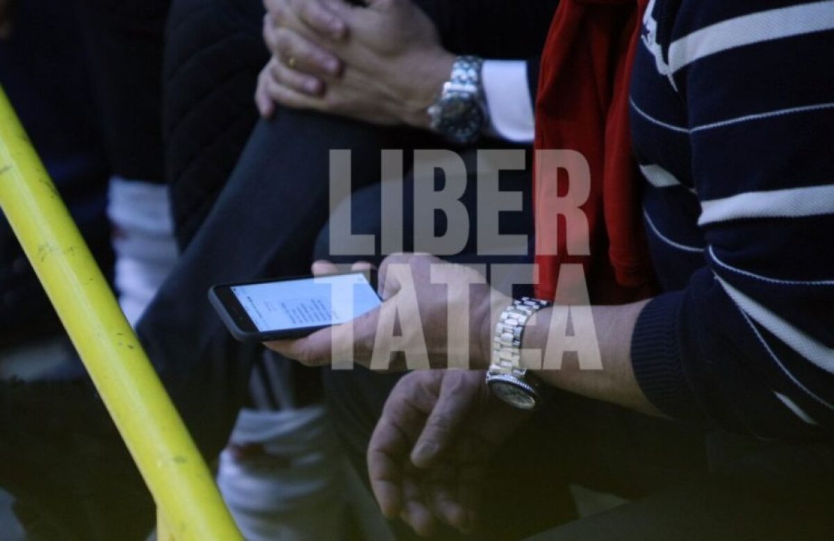 FOTO I-au pozat telefonul: SMS șocant primit de Andone de la Negoiță!