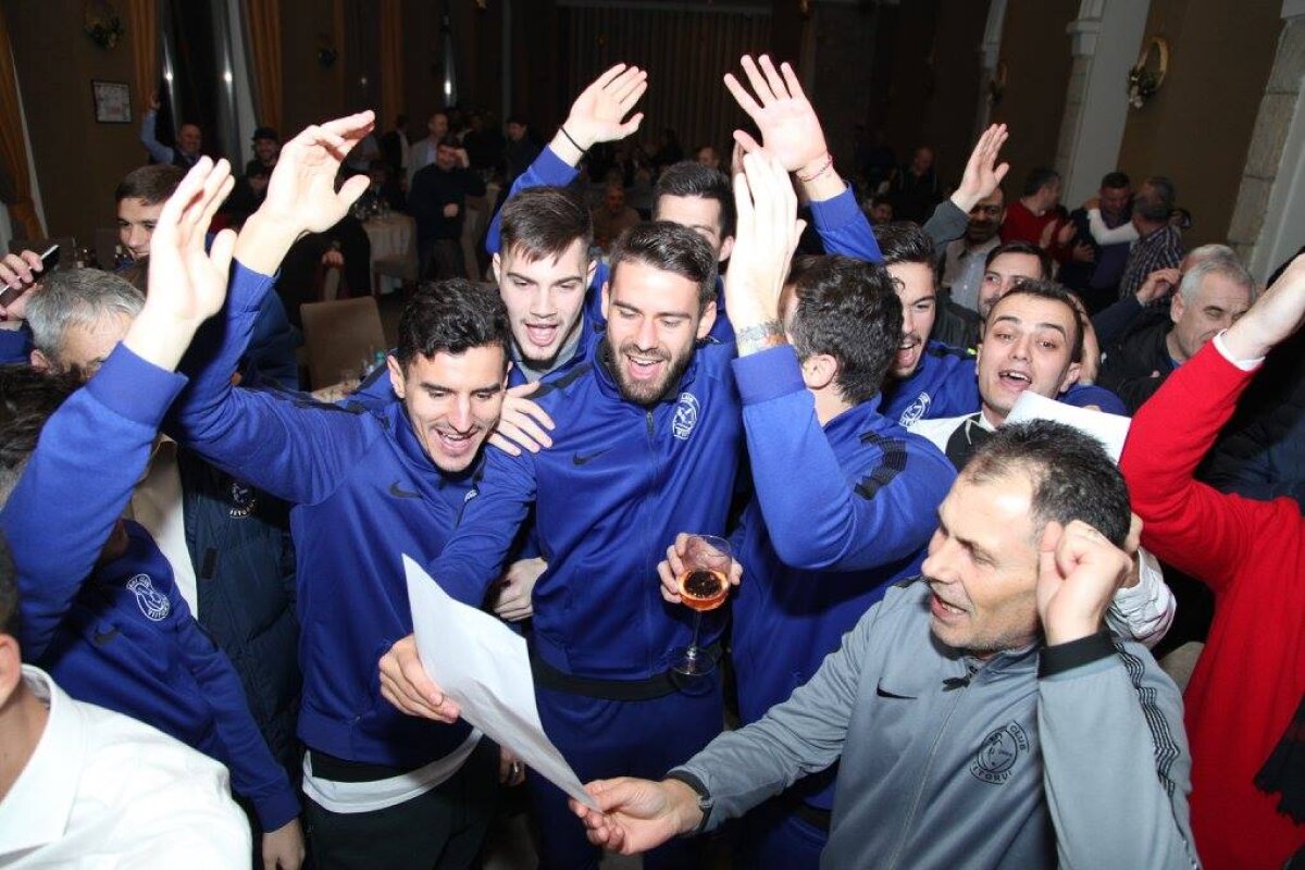 FOTO Party cu surprize » Liderul a primit în dar noul imn al echipei: "Părintele nostru n-are egal, e Hagi, e conducătorul, noi vrem să strălucească Viitorul, cum strălucea și Hagi la balon!"
