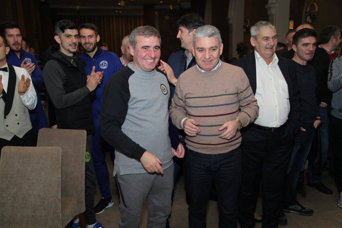 FOTO Party cu surprize » Liderul a primit în dar noul imn al echipei: "Părintele nostru n-are egal, e Hagi, e conducătorul, noi vrem să strălucească Viitorul, cum strălucea și Hagi la balon!"