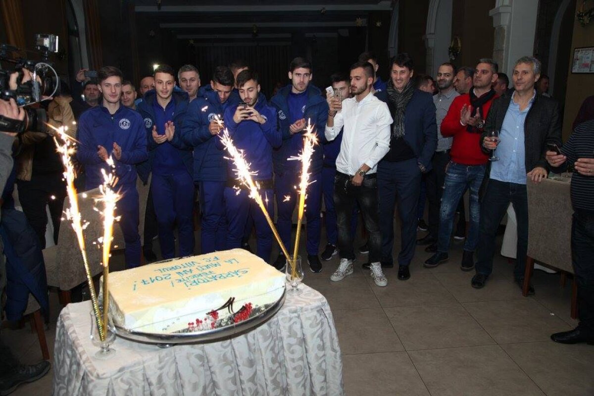 FOTO Party cu surprize » Liderul a primit în dar noul imn al echipei: "Părintele nostru n-are egal, e Hagi, e conducătorul, noi vrem să strălucească Viitorul, cum strălucea și Hagi la balon!"
