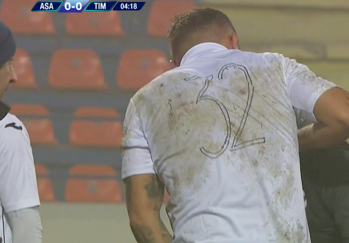 FOTO Incredibil! Jucătorii lui Poli Timișoara evoluează cu tricouri pe care și-au scris numerele cu carioca: "Am să vorbesc cu Moș Crăciun"