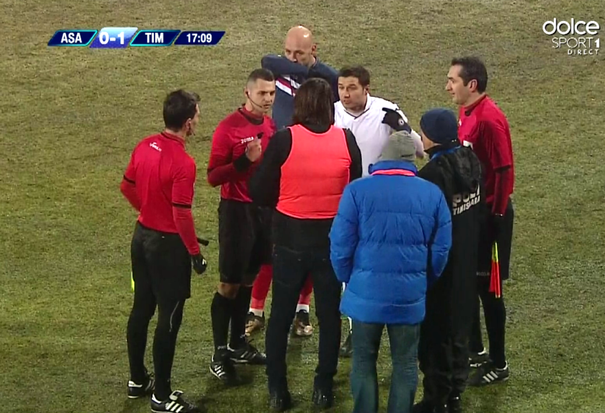 FOTO Meciul dintre ASA și Timișoara, aproape de a fi oprit » Arbitrul i-a chemat pe oficialii celor două echipe