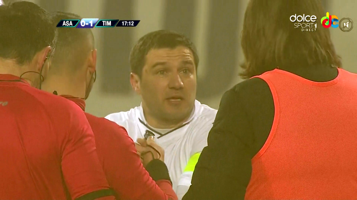 FOTO Meciul dintre ASA și Timișoara, aproape de a fi oprit » Arbitrul i-a chemat pe oficialii celor două echipe