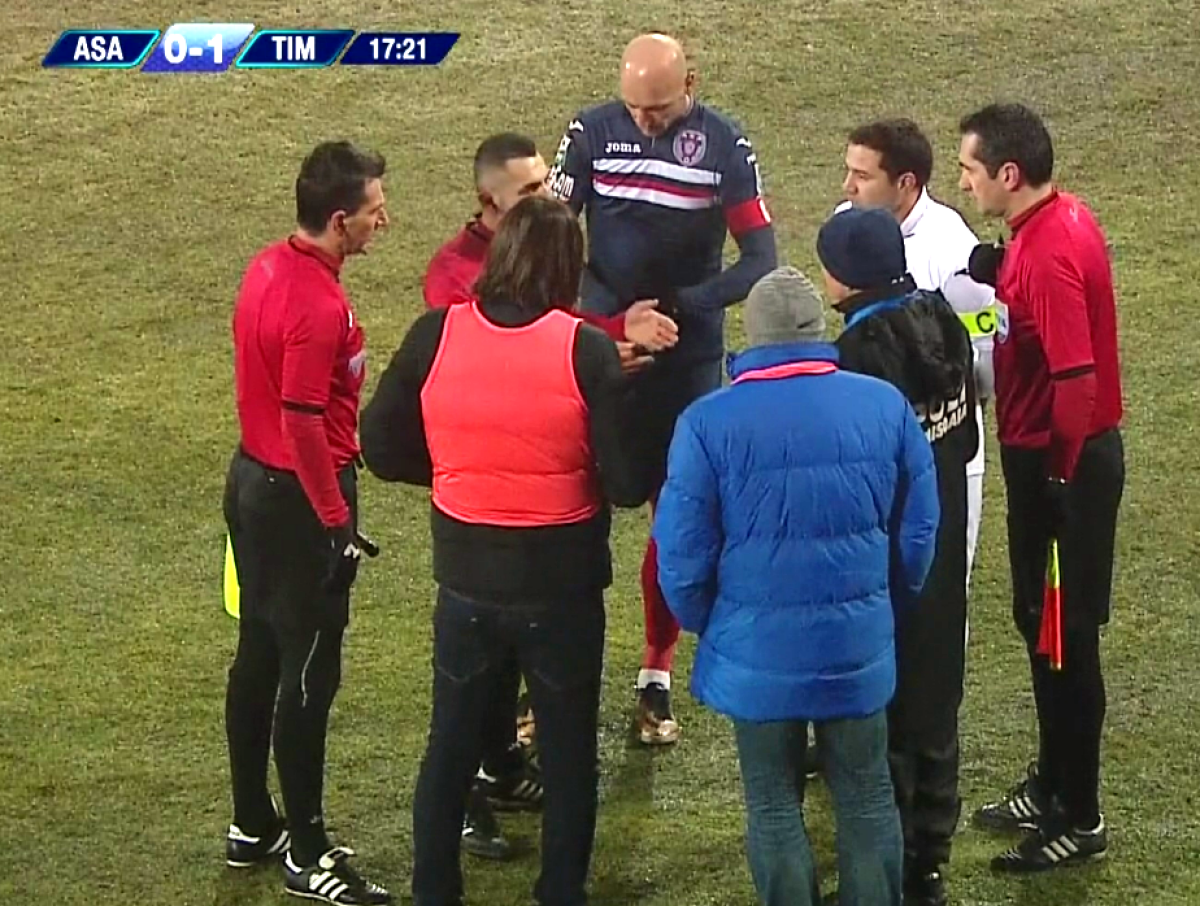 FOTO Meciul dintre ASA și Timișoara, aproape de a fi oprit » Arbitrul i-a chemat pe oficialii celor două echipe