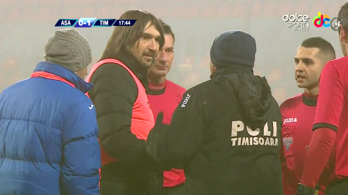 FOTO Meciul dintre ASA și Timișoara, aproape de a fi oprit » Arbitrul i-a chemat pe oficialii celor două echipe